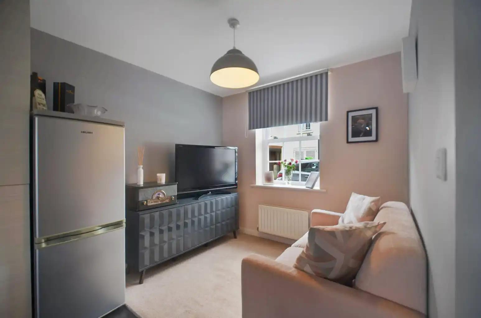 3 bed property in Broad Mead Avenue, Beds